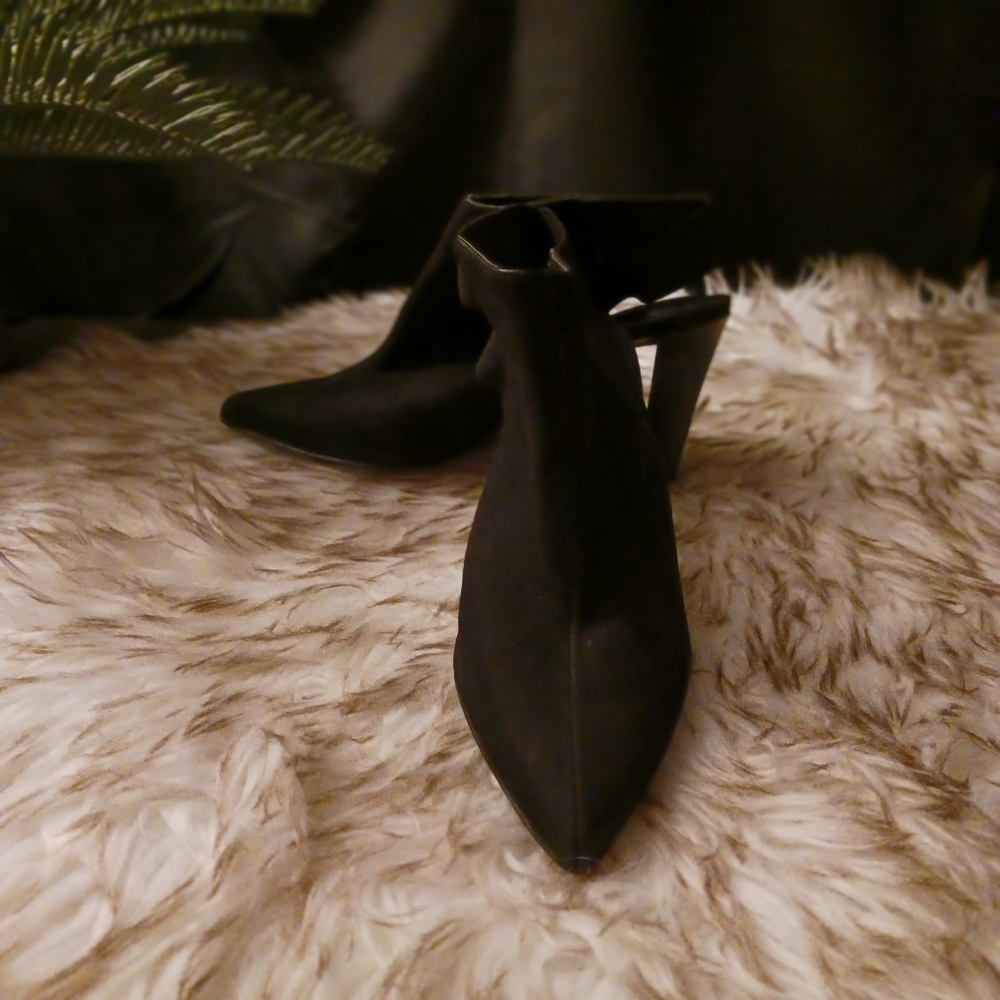 Tahari black suede booties sz 6
